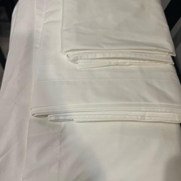 Matouk Percale Sheet Set with Duvet cover- NWOT - Picture 2 of 4